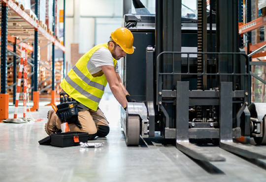 technicien qui entretien un chariot